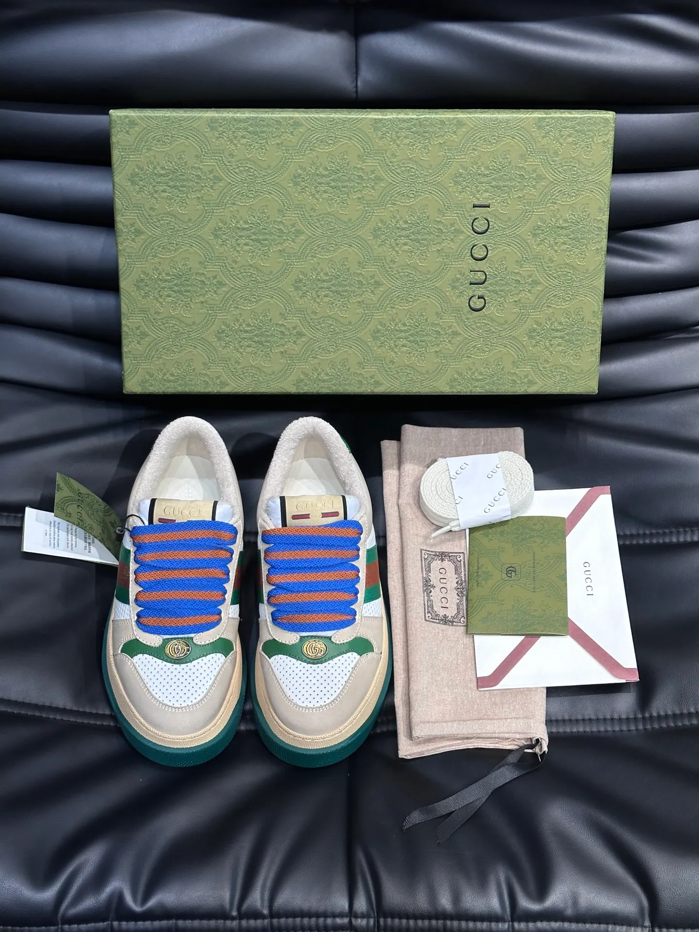 Men's men's shoes 💰p500 "GUCC*" Screener series 👫 Couple style GG thick-soled sneakers, the Screener series is inspired by the classic sneakers of the 1970s, cleverly incorporating the retro Gucci logo, two-color waterproof platform soles, and 5CM thick soles to enhance the aura, conveying the new design concept that a single product should be permanently accompanied by the passage of time, creating a retro distressed effect, decorated with metallic double G oval enamel details! High-quality, versatile classic items, highly recommended. Size female 35-39, male 38-44